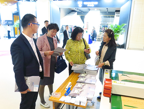 2服装学院参加海澜时装周活动.jpg