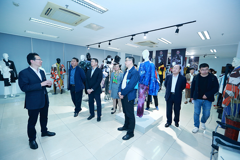 8. 嘉宾参观文化艺术展示中心-2.JPG