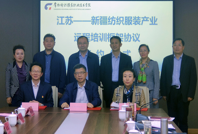6. 洽谈会现场签约仪式.jpg
