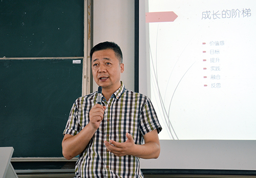 1、学工处夏处长在学生干部培训班上讲话.JPG